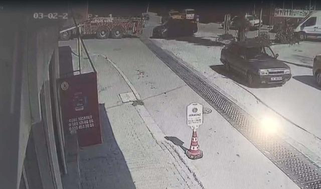 Rampada geri kayan vin&ccedil;, 2 otomobili ezip, aydınlatma direği ile iş yerine &ccedil;arptı 5