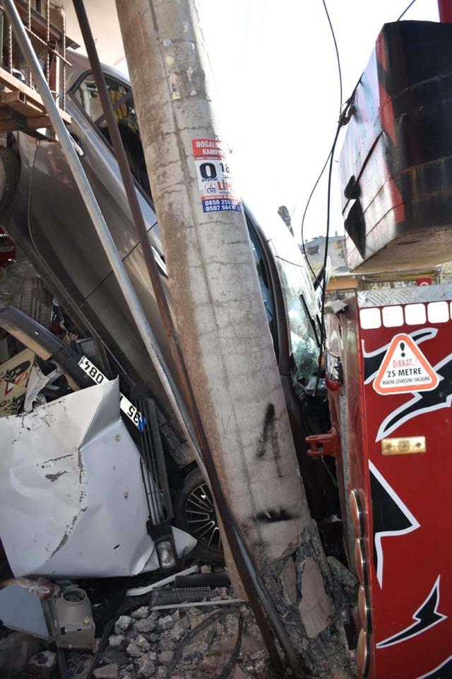 Rampada geri kayan vin&ccedil;, 2 otomobili ezip, aydınlatma direği ile iş yerine &ccedil;arptı 4