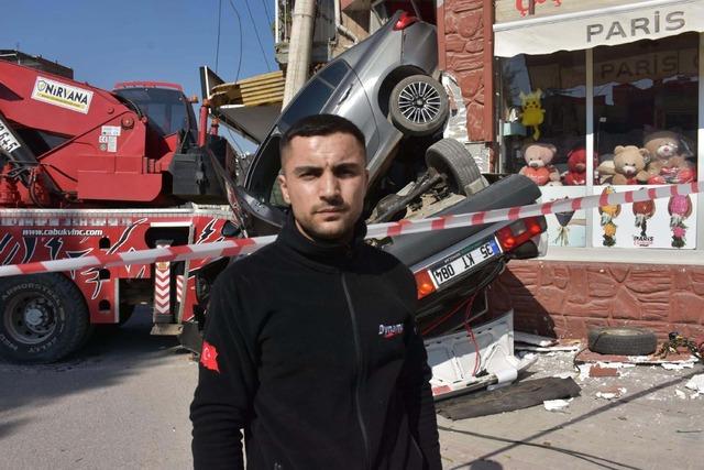 Rampada geri kayan vin&ccedil;, 2 otomobili ezip, aydınlatma direği ile iş yerine &ccedil;arptı 3