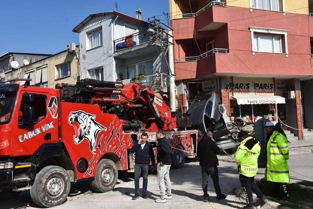 Rampada geri kayan vin&ccedil;, 2 otomobili ezip, aydınlatma direği ile iş yerine &ccedil;arptı 2
