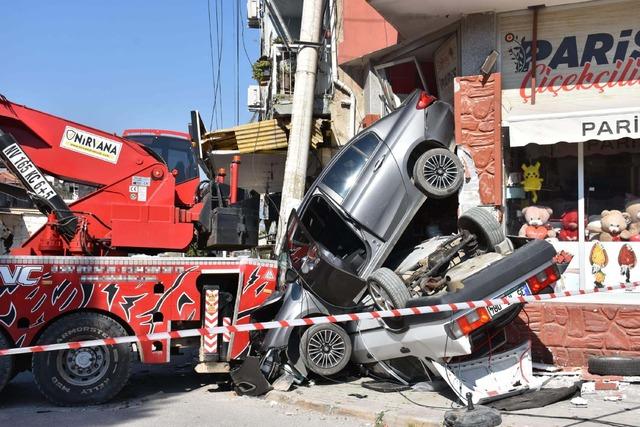 Rampada geri kayan vin&ccedil;, 2 otomobili ezip, aydınlatma direği ile iş yerine &ccedil;arptı 1