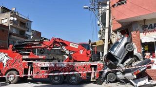Rampada geri kayan vinç, 2 otomobili ezip, aydınlatma direği ile iş yerine çarptı