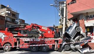 Rampada geri kayan vin&ccedil;, 2 otomobili ezip, aydınlatma direği ile iş yerine &ccedil;arptı