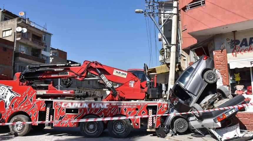 Rampada geri kayan vin&ccedil;, 2 otomobili ezip, aydınlatma direği ile iş yerine &ccedil;arptı