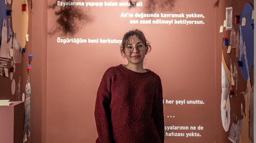 G&uuml;liz Kayahan'ın son sergisi "Hi&ccedil; Gitmeyecekmiş Gibi" Modern sanatseverlerle buluşuyor!