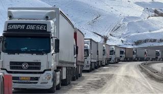 T&uuml;rkiye-İran sınır kapısında 2 kilometrelik tır kuyruğu oluştu