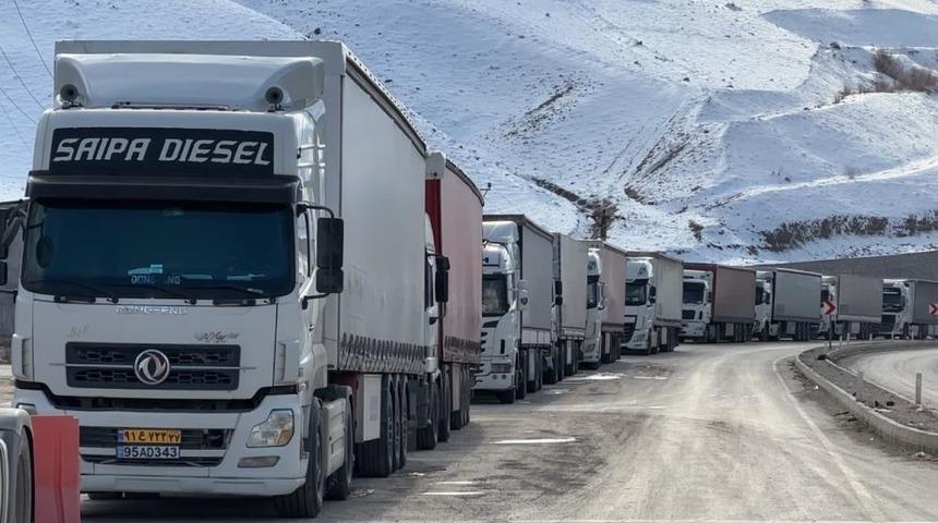 T&uuml;rkiye-İran sınır kapısında 2 kilometrelik tır kuyruğu oluştu