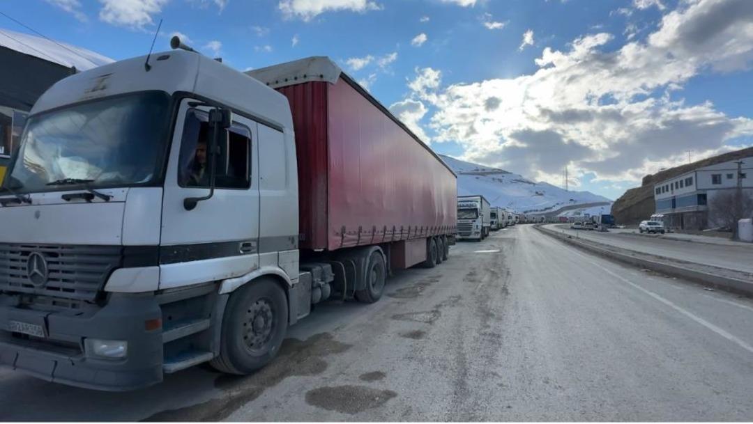 Türkiye-İran sınır kapısında 2 kilometrelik tır kuyruğu oluştu 2