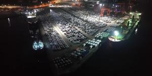 Haydarpaşa Limanı'nda gece mesaisi: 2026 model ara&ccedil;lar limana indirildi