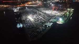 Haydarpaşa Limanı'nda gece mesaisi: 2026 model ara&ccedil;lar limana indirildi