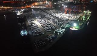 Haydarpaşa Limanı'nda gece mesaisi: 2026 model ara&ccedil;lar limana indirildi