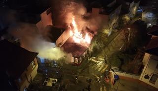 &Uuml;sk&uuml;dar'da korkutan yangın! Tarihi metruk binalar yandı