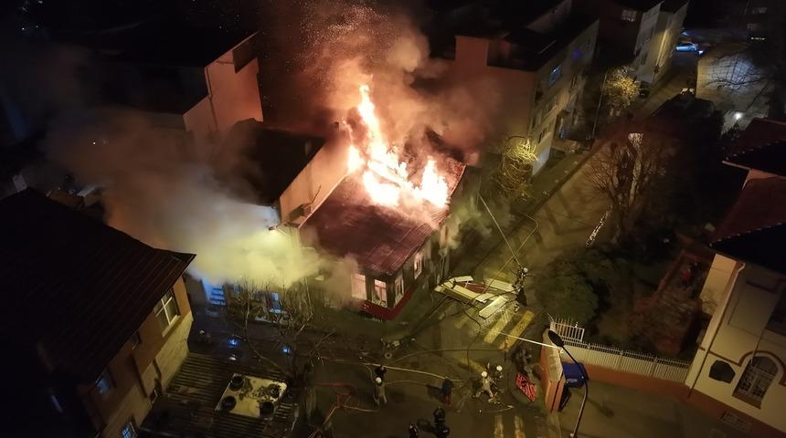 &Uuml;sk&uuml;dar'da korkutan yangın! Tarihi metruk binalar yandı