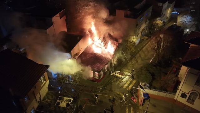 Üsküdar'da korkutan yangın! Tarihi metruk binalar yandı