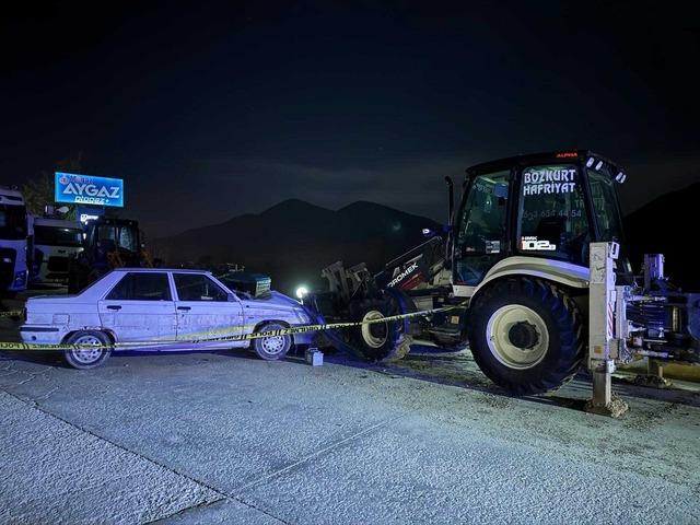 Sakarya’da park halindeki iş makinesine çarpan otomobilin sürücüsü öldü 1