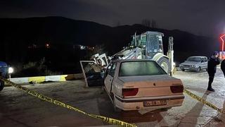 Sakarya’da park halindeki iş makinesine çarpan otomobilin sürücüsü öldü
