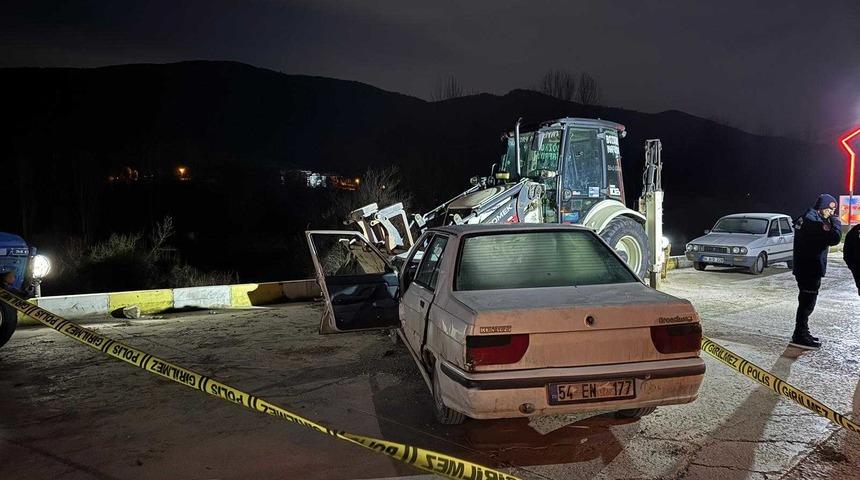 Sakarya&rsquo;da park halindeki iş makinesine &ccedil;arpan otomobilin s&uuml;r&uuml;c&uuml;s&uuml; &ouml;ld&uuml;