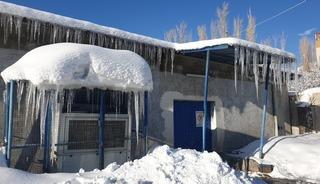 Termometreler eksi 18&rsquo;i g&ouml;rd&uuml;, 3 metrelik buz sarkıtları oluştu