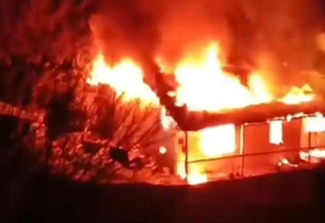 Saimbeyli’de alev alev yanan ev kullanılamaz hale geldi 2