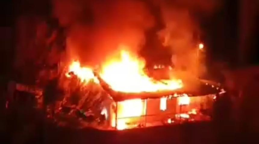 Saimbeyli&rsquo;de alev alev yanan ev kullanılamaz hale geldi