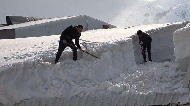 Bitlis’te çatılarda yoğun mesai