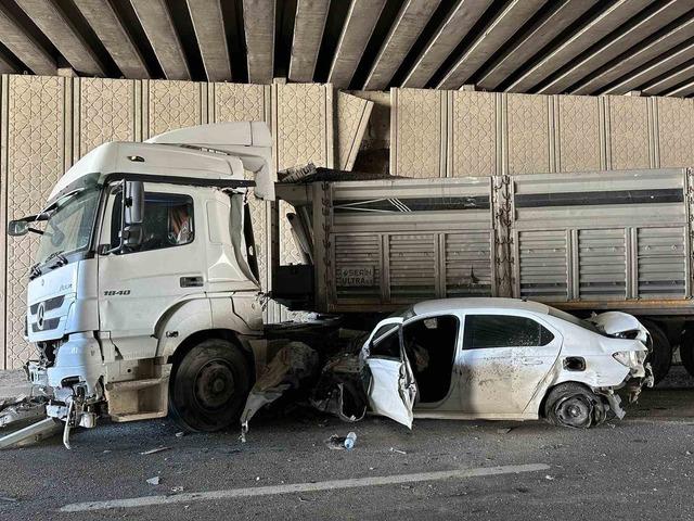 Uşak’ta otomobil ile tır çarpıştı: 1 yaralı 6