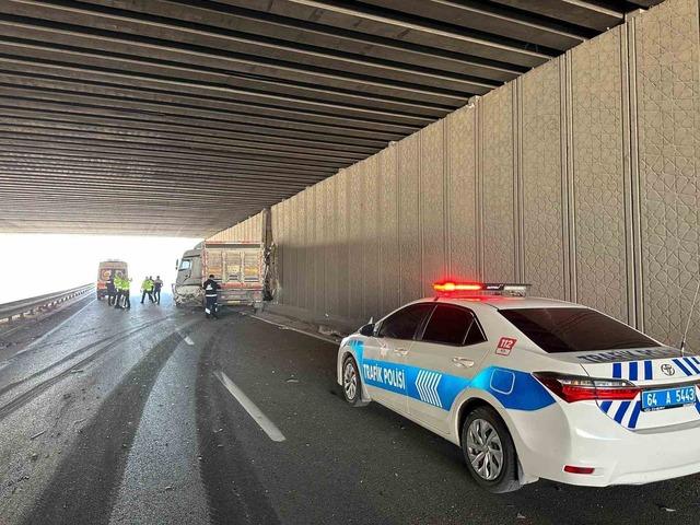 Uşak’ta otomobil ile tır çarpıştı: 1 yaralı 5