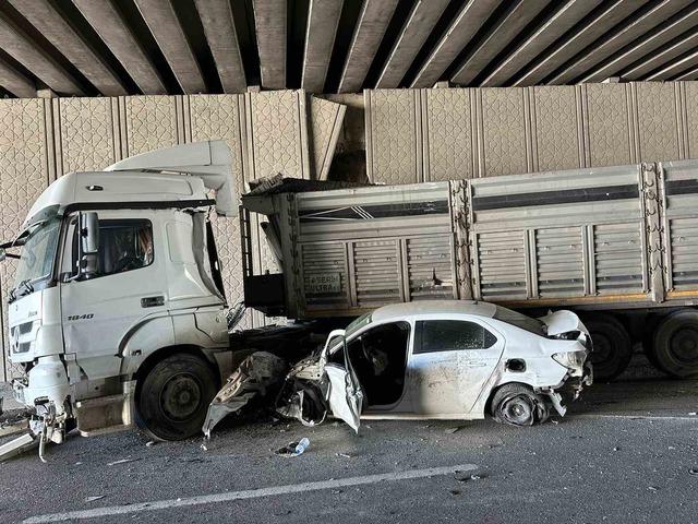 Uşak’ta otomobil ile tır çarpıştı: 1 yaralı 4