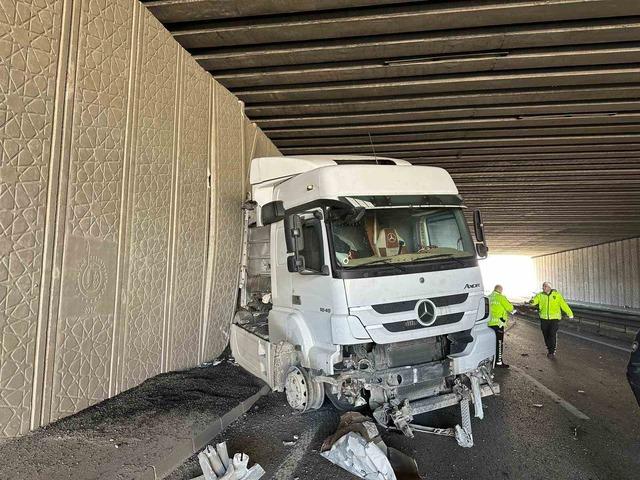 Uşak’ta otomobil ile tır çarpıştı: 1 yaralı 3