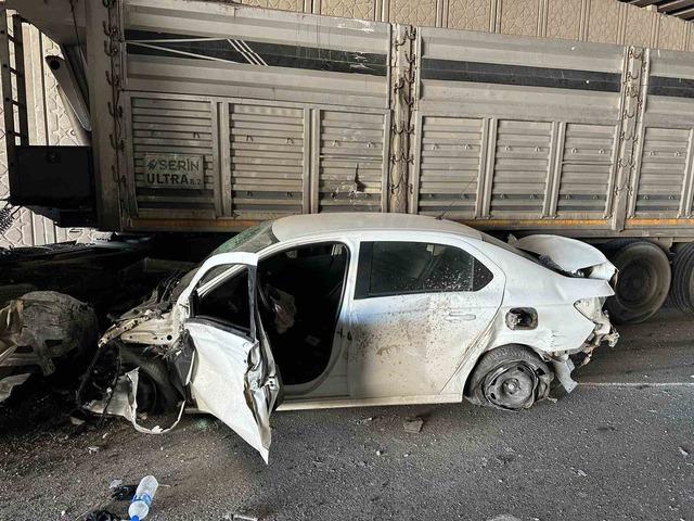 Uşak’ta otomobil ile tır çarpıştı: 1 yaralı 2