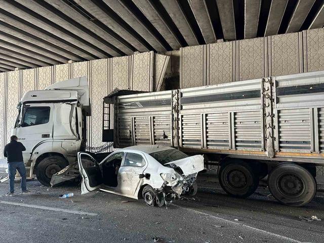 Uşak’ta otomobil ile tır çarpıştı: 1 yaralı 1