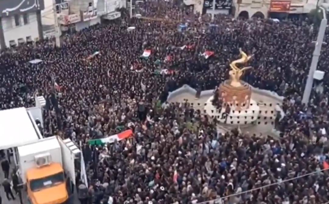 168 kız &ccedil;ocuğu i&ccedil;in İran da kitlesel cenaze t&ouml;reni! ABD ve İsrail okulu vurmuştu...  İntikam  sloganları atılıyor 2