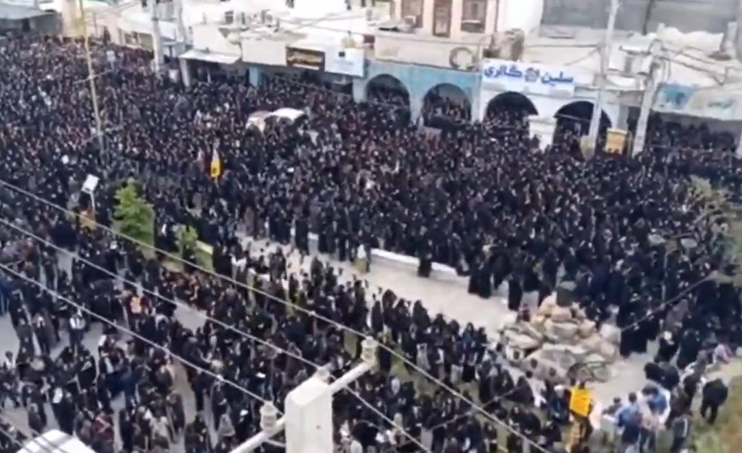 168 kız &ccedil;ocuğu i&ccedil;in İran da kitlesel cenaze t&ouml;reni! ABD ve İsrail okulu vurmuştu...  İntikam  sloganları atılıyor 3