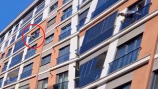 Hatice cam silerken komşuları korkuttu! Ne yapıyorsun?