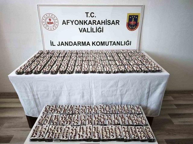 Otob&uuml;ste seyahat eden şahıs 8 bin 190 adet uyuşturucu hapla yakalandı 1