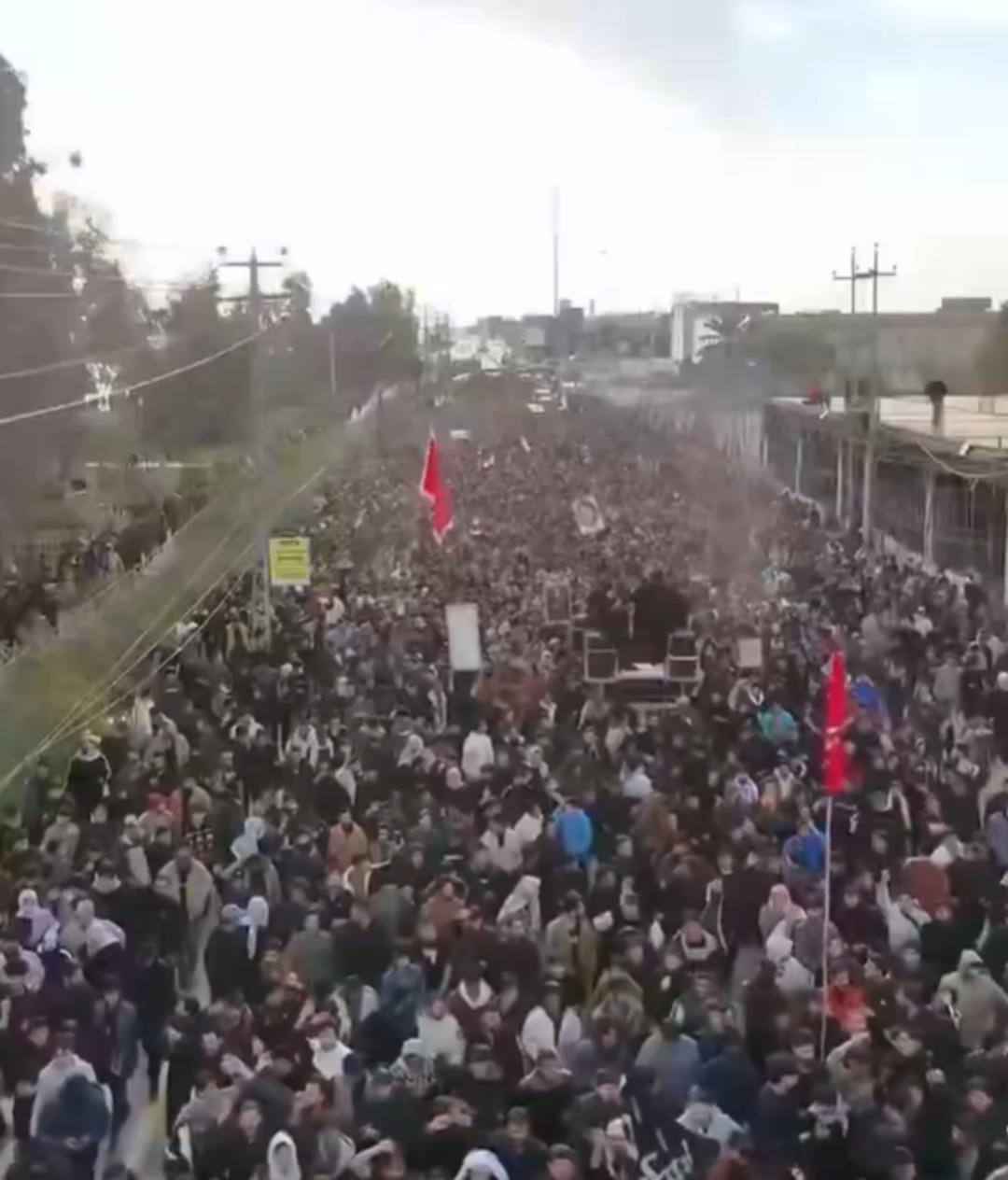 168 kız &ccedil;ocuğu i&ccedil;in İran da kitlesel cenaze t&ouml;reni! ABD ve İsrail okulu vurmuştu...  İntikam  sloganları atılıyor 4