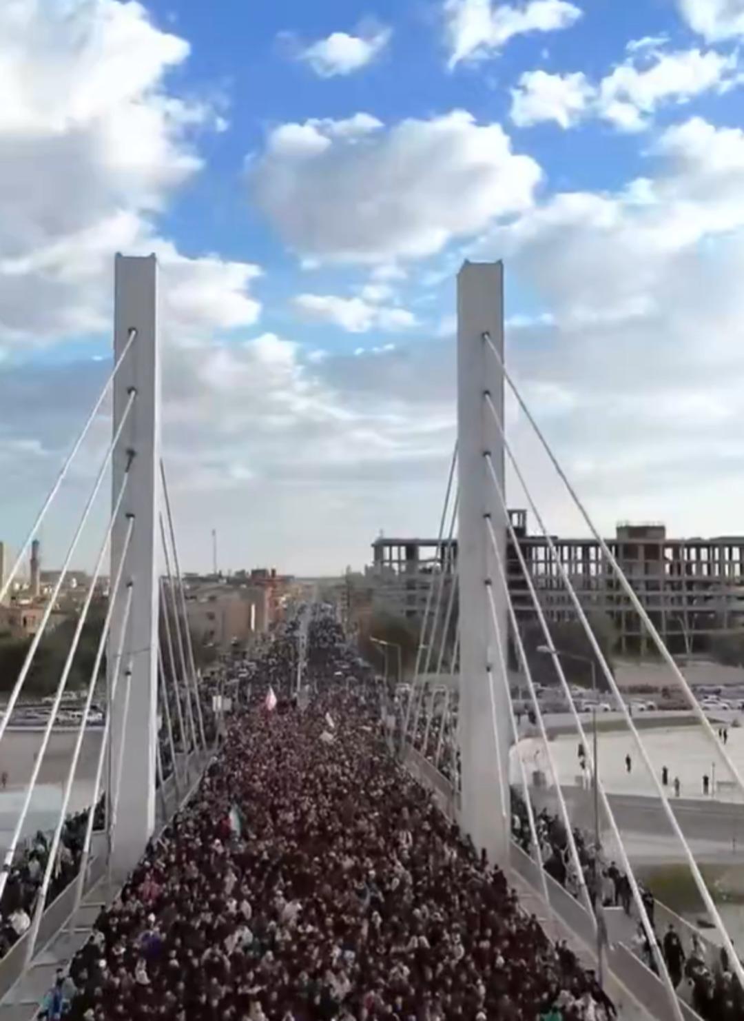 168 kız &ccedil;ocuğu i&ccedil;in İran da kitlesel cenaze t&ouml;reni! ABD ve İsrail okulu vurmuştu...  İntikam  sloganları atılıyor 5