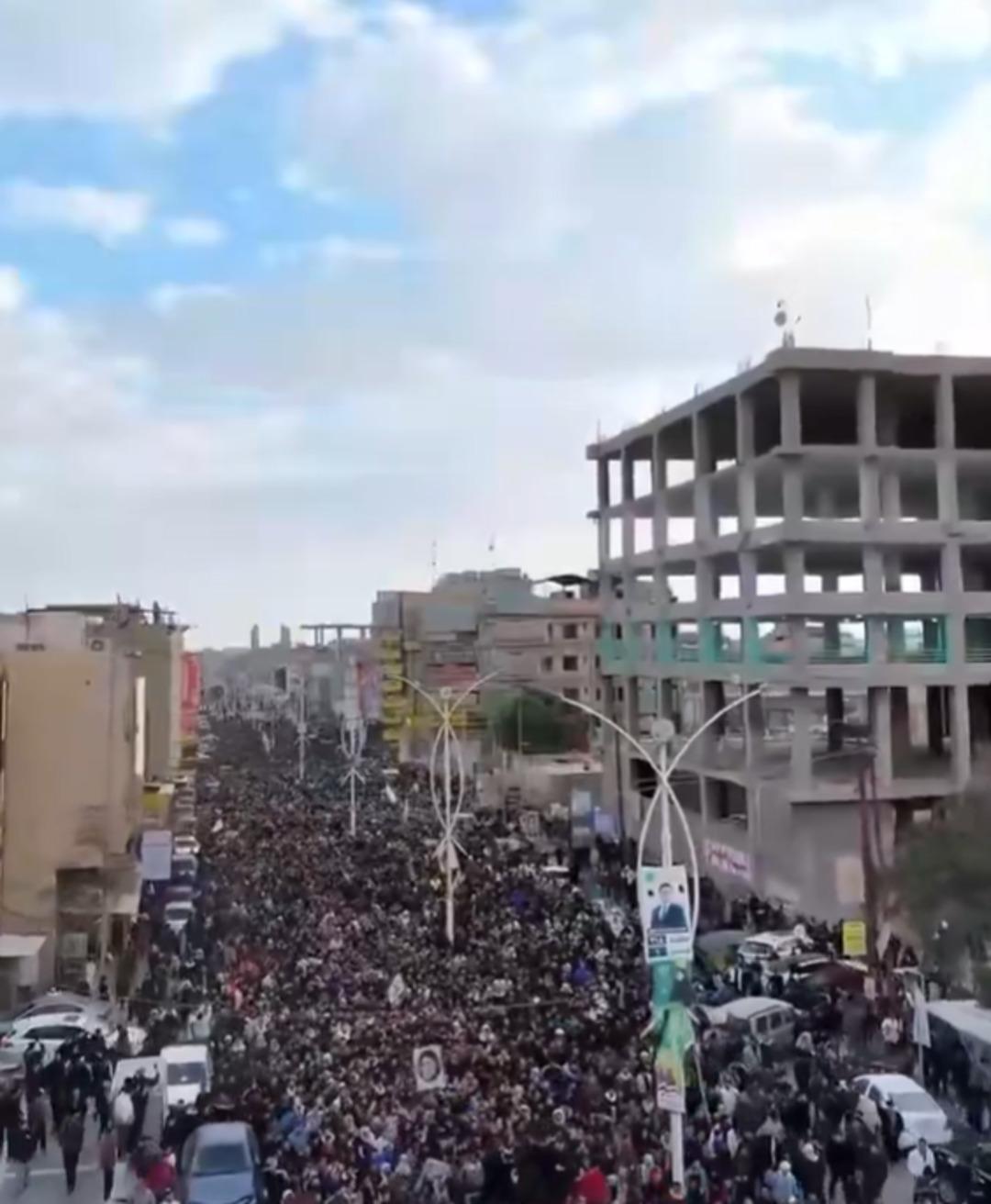168 kız &ccedil;ocuğu i&ccedil;in İran da kitlesel cenaze t&ouml;reni! ABD ve İsrail okulu vurmuştu...  İntikam  sloganları atılıyor 6
