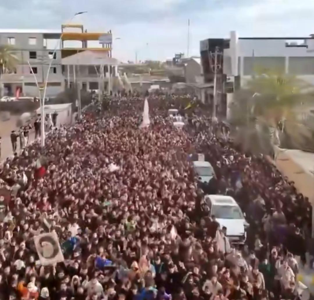 168 kız &ccedil;ocuğu i&ccedil;in İran da kitlesel cenaze t&ouml;reni! ABD ve İsrail okulu vurmuştu...  İntikam  sloganları atılıyor 7