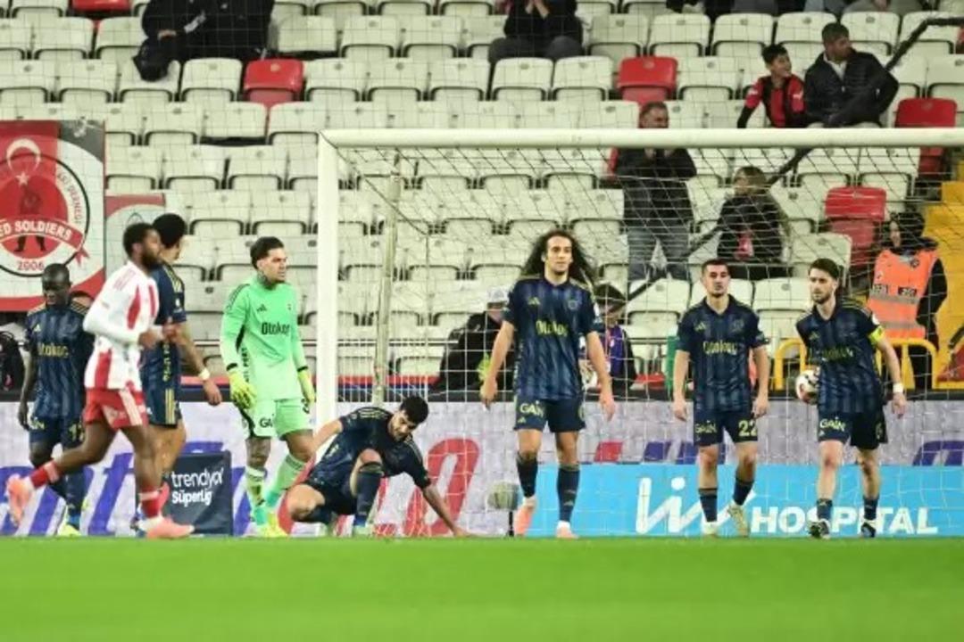 Formsuz g&ouml;r&uuml;nt&uuml; karizmayı &ccedil;izdirdi! Saran dan Tedesco hamlesi 1