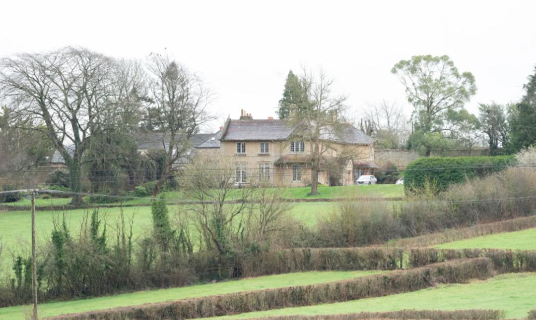 Rupert Grint&rsquo;in 3,5 milyon sterlinlik evi &ldquo;lanetli&rdquo; &ccedil;ıktı! Kapısının dibine 2 bin tane yapacaklar 2