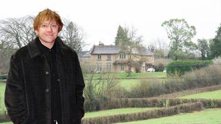 Rupert Grint’in 3,5 milyon sterlinlik evi “lanetli” çıktı! Kapısının dibine 2 bin tane yapacaklar