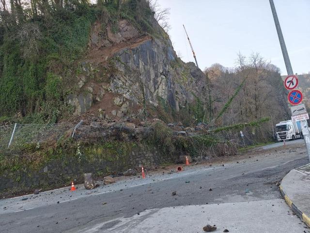 Artvin&rsquo;de heyelan: Yama&ccedil;tan kopan kayalar tırda hasara yol a&ccedil;tı 1