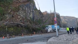 Artvin&rsquo;de heyelan: Yama&ccedil;tan kopan kayalar tırda hasara yol a&ccedil;tı