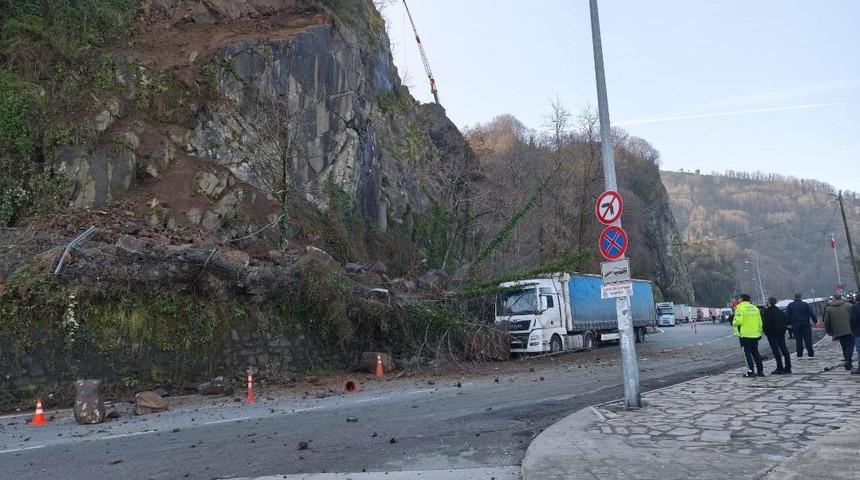 Artvin&rsquo;de heyelan: Yama&ccedil;tan kopan kayalar tırda hasara yol a&ccedil;tı