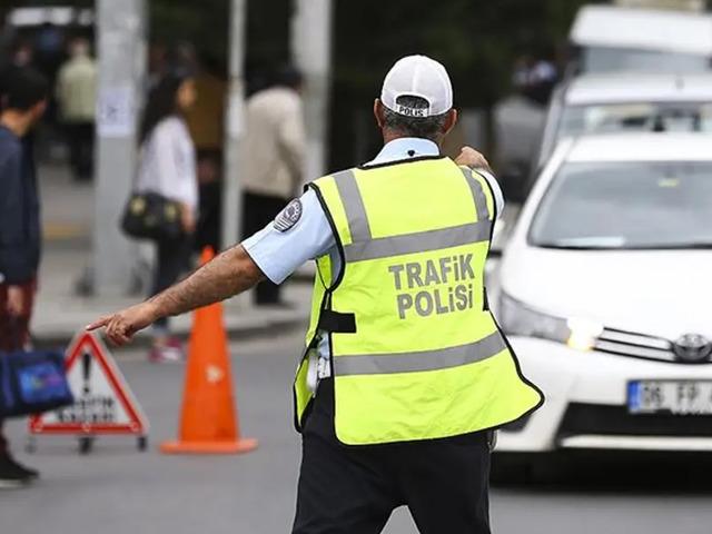 "Dur" ihtarına uymadı, pahalıya patladı! Polisten ka&ccedil;an s&uuml;r&uuml;c&uuml;ye 420 bin lira ceza