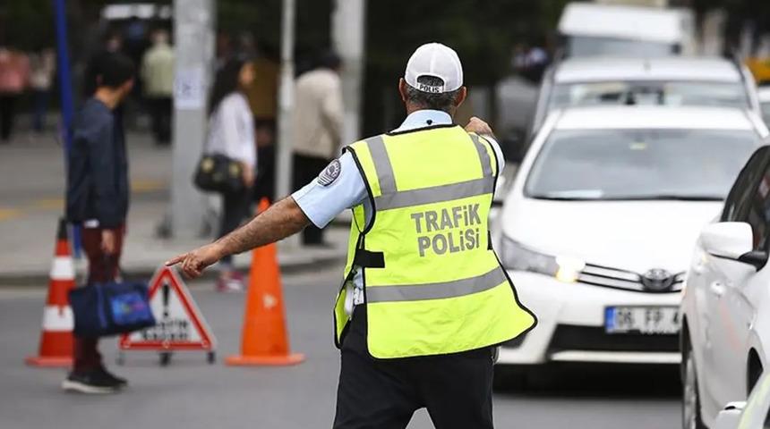 "Dur" ihtarına uymadı, pahalıya patladı! Polisten ka&ccedil;an s&uuml;r&uuml;c&uuml;ye 420 bin lira ceza