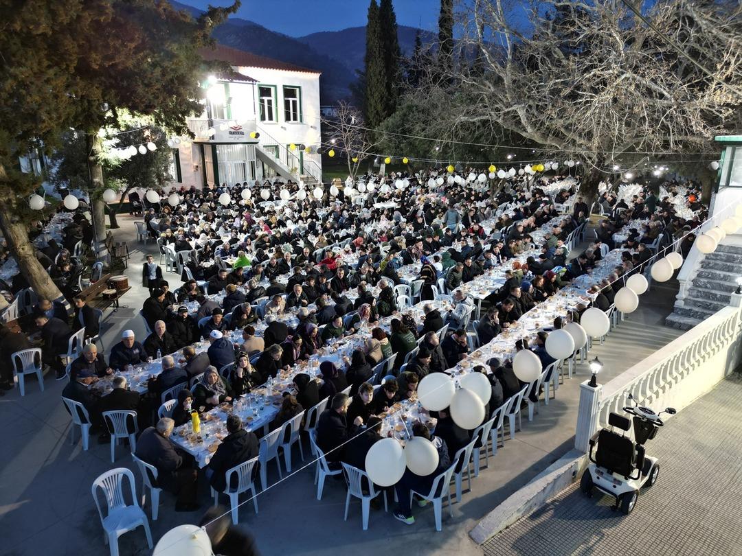 Sultangazi Belediyesi Ramazan sofrasını bu kez Yunanistan ın İske&ccedil;e şehrinde kurdu! 2