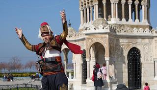 Barselona'nın g&ouml;beğinde zeybek s&uuml;rprizi!&nbsp; İzmirli efeyi yabancılar hayranlıkla izledi