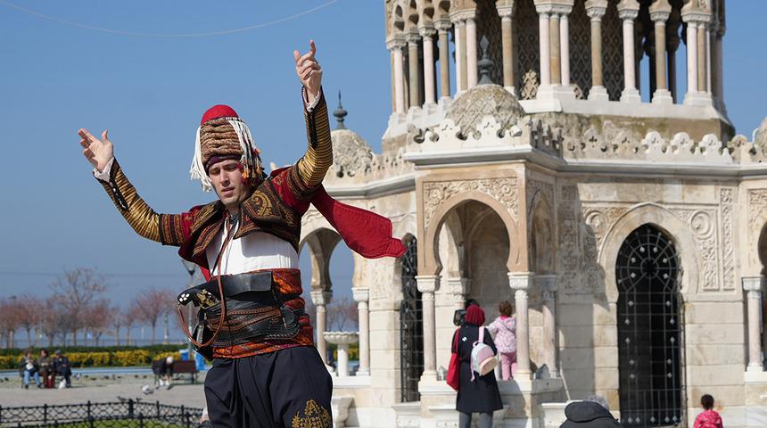 Barselona'nın g&ouml;beğinde zeybek s&uuml;rprizi!&nbsp; İzmirli efeyi yabancılar hayranlıkla izledi